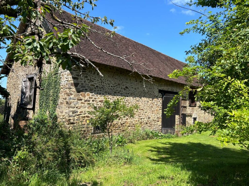 Propriété de charme 300 m² avec piscine et 1,5 ha – calme absolu – 7 pièces – 5 chambres – 300 m²