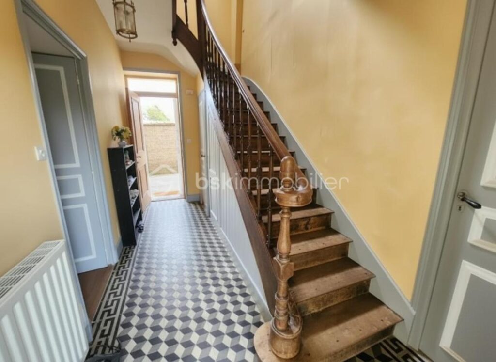 🏡 Maison de caractère – 191 m² – Centre de Mirebeau – 4 chambres, grange et cave – 7 pièces – 4 chambres – 191 m²