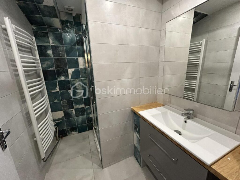 JOLIE MAISON EN PIERRES – TERRAIN – DEPENDANCES – 7 pièces – 5 chambres – 216 m²