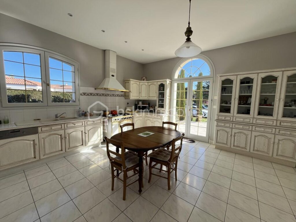 PROPRIETE D’EXCEPTION 483m2 sur un PARC DE 1,4H – 12 pièces – 8 chambres – 483 m²