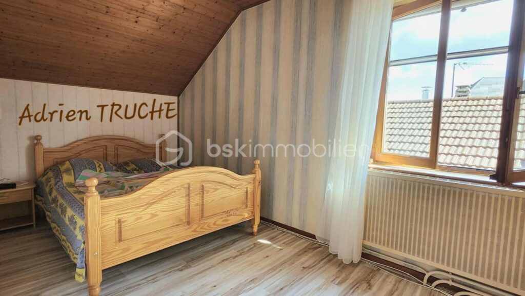 CHALLONGES — AU CALME — BEAUX ESPACES — SOUS SOL COMPLET – 8 pièces – 6 chambres – 135 m²