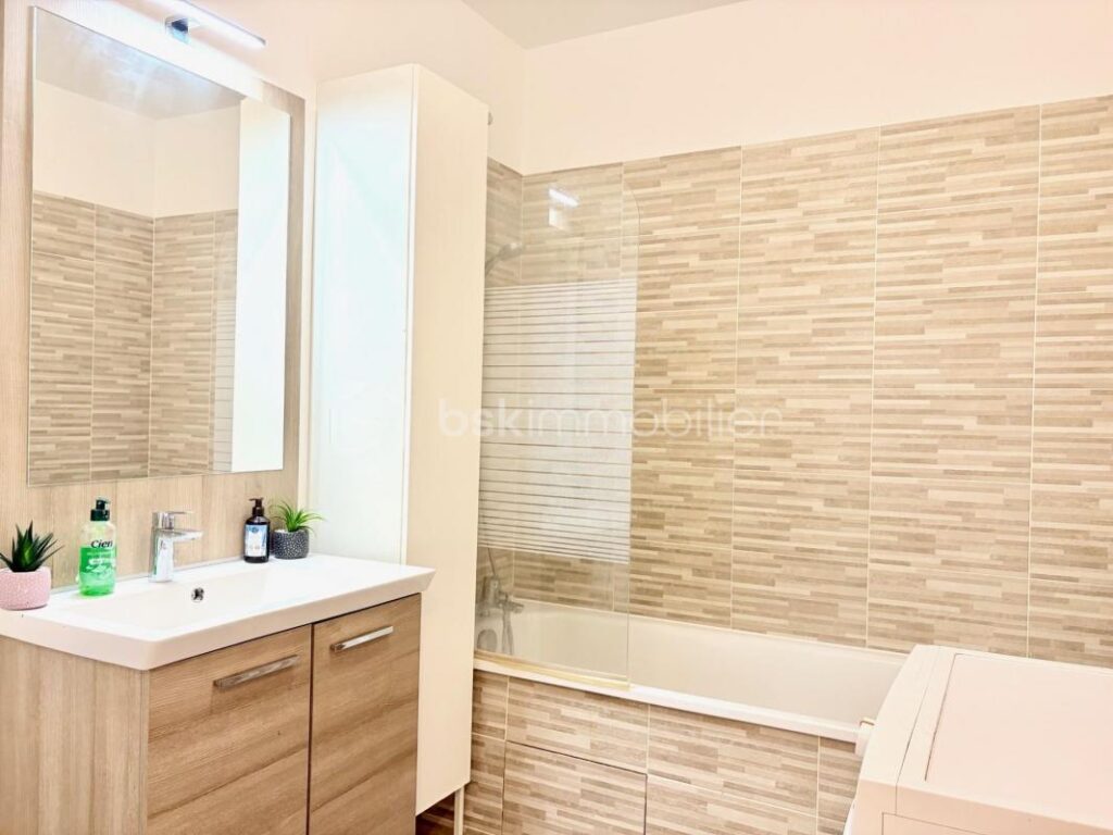 APPARTEMENT F4 LUMINEUX AVEC VUE DÉGAGÉE SUR LA TOUR DE MONTLHÉRY – 4 pièces – 3 chambres – 73 m²