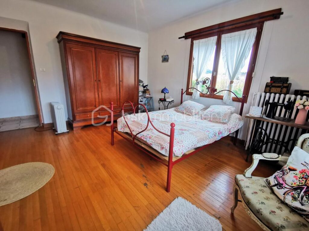 LA MURE SUD (38350) – VUE SUR L’OBIOU – Sur une parcelle de 1 380m², Grande MAISON FAMILIALE de 222 m² + 229 m² de dépendances – 10 pièces – 5 chambres – 222 m²