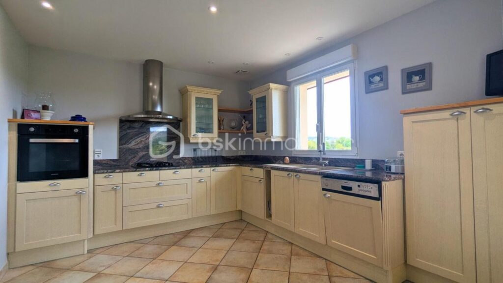 Élégante maison familiale avec piscine 220 m2 – vue imprenable – 8 pièces – 5 chambres – 220 m²