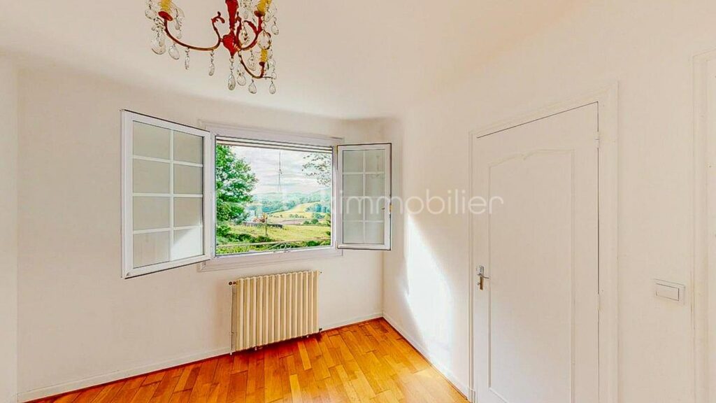 Maison traditionnelle de 240m² à rénover sur une parcelle de 2700m² face aux montagnes – 10 pièces – 7 chambres – 240 m²