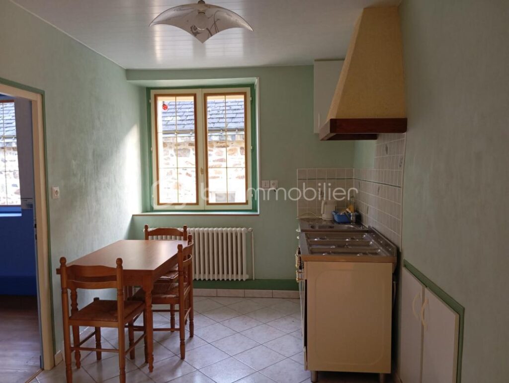 Maison habitable ** bourg callac** terrain**dépendances – 4 pièces – 2 chambres – 53 m²