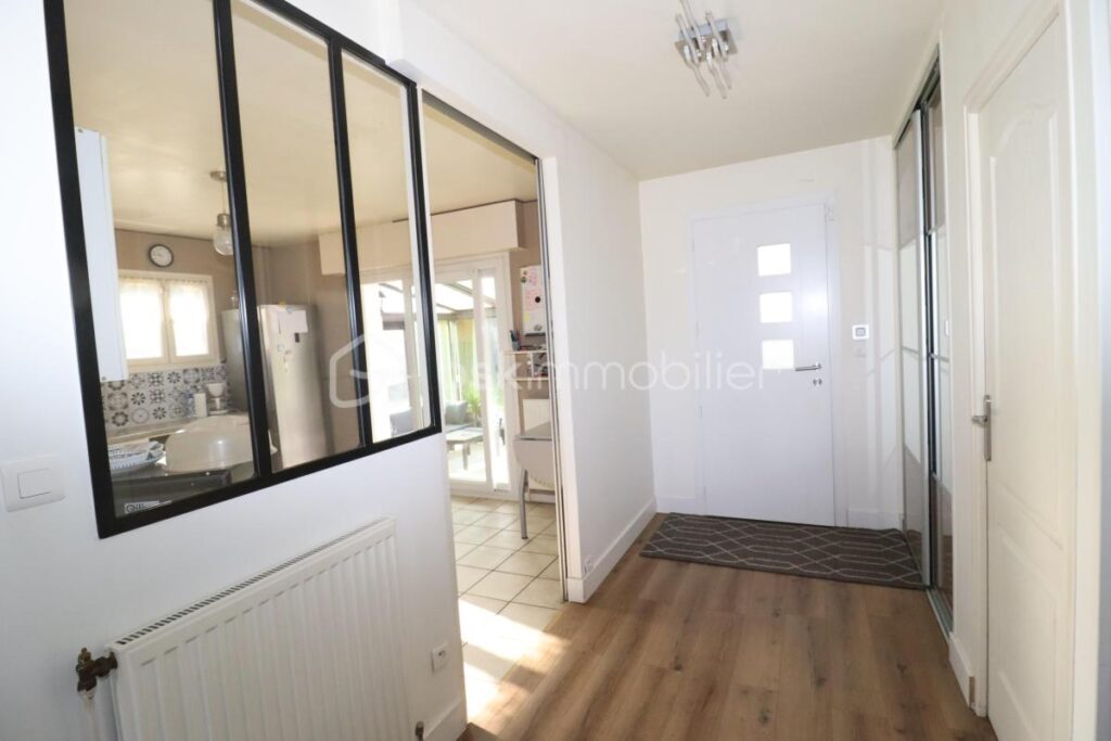 Grande maison aux beaux volumes (8 pièces 175m²) 5 ou 6 chambres avec sous-sol total (85m²) – 8 pièces – 6 chambres – 175 m²