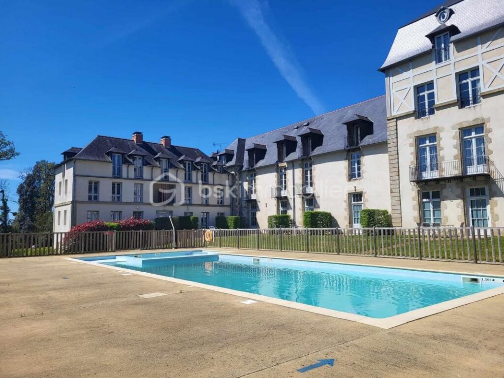 BADEN – GOLFE DU MORBIHAN – SUPERBE T2 MEUBLE – 4 COUCHAGES – PISCINE – DEUX BALCONS – 2 pièces – 1 chambre – 41 m²