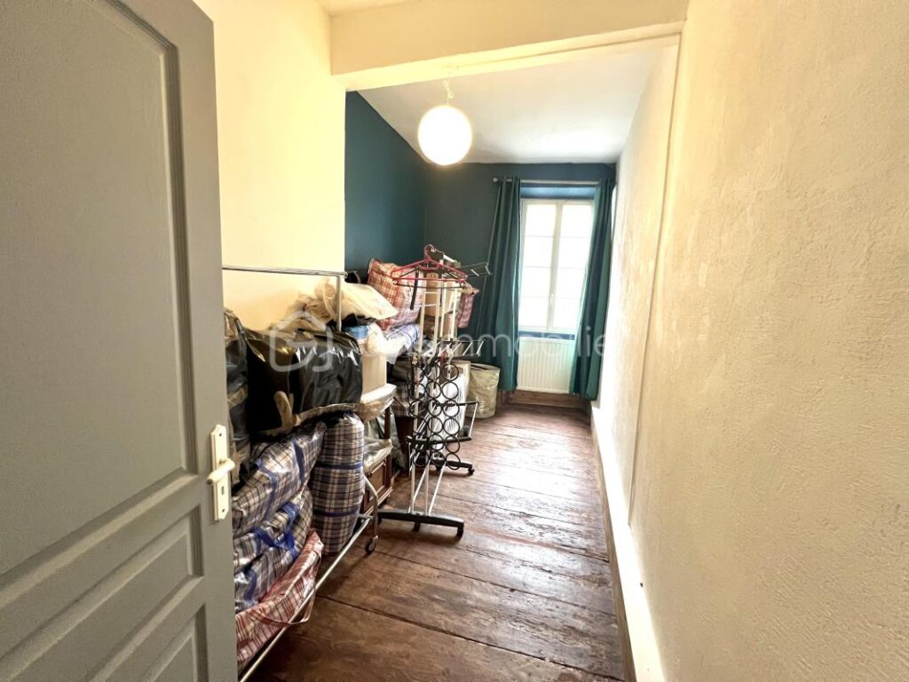 A vendre maison avec petit commerce libre de toute occupation – 5 pièces – 3 chambres – 172 m²