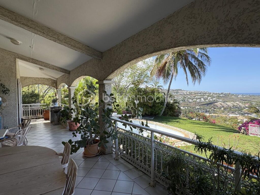 À vendre – Villa vue panoramique à St Gilles les bains – 5 pièces – 4 chambres – 230 m²