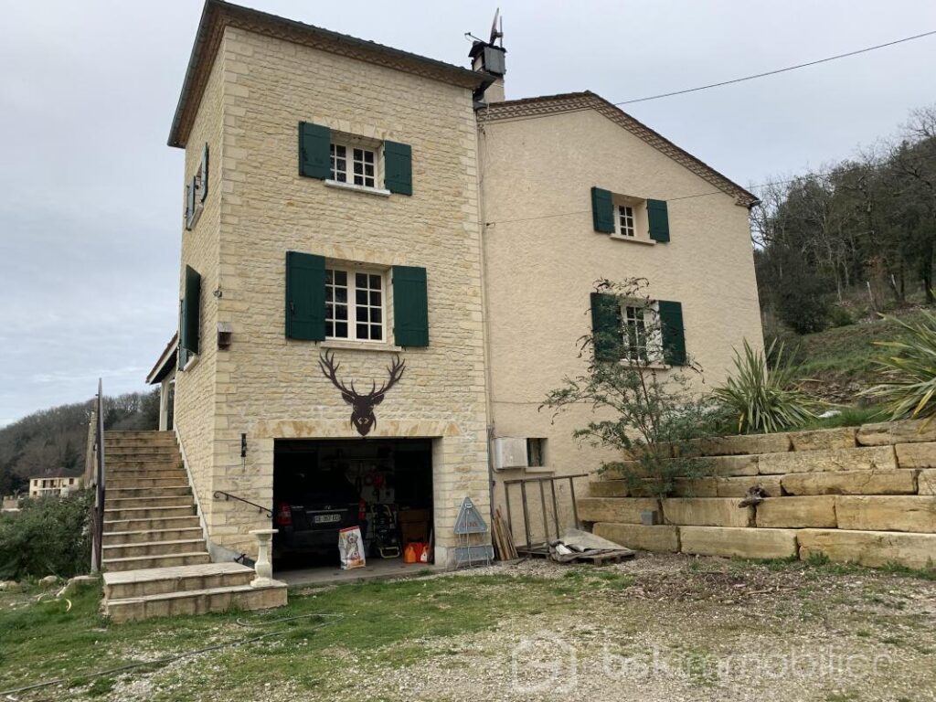 Grande maison lumineuse de 252m² – 7 pièces – 5 chambres – 252 m²