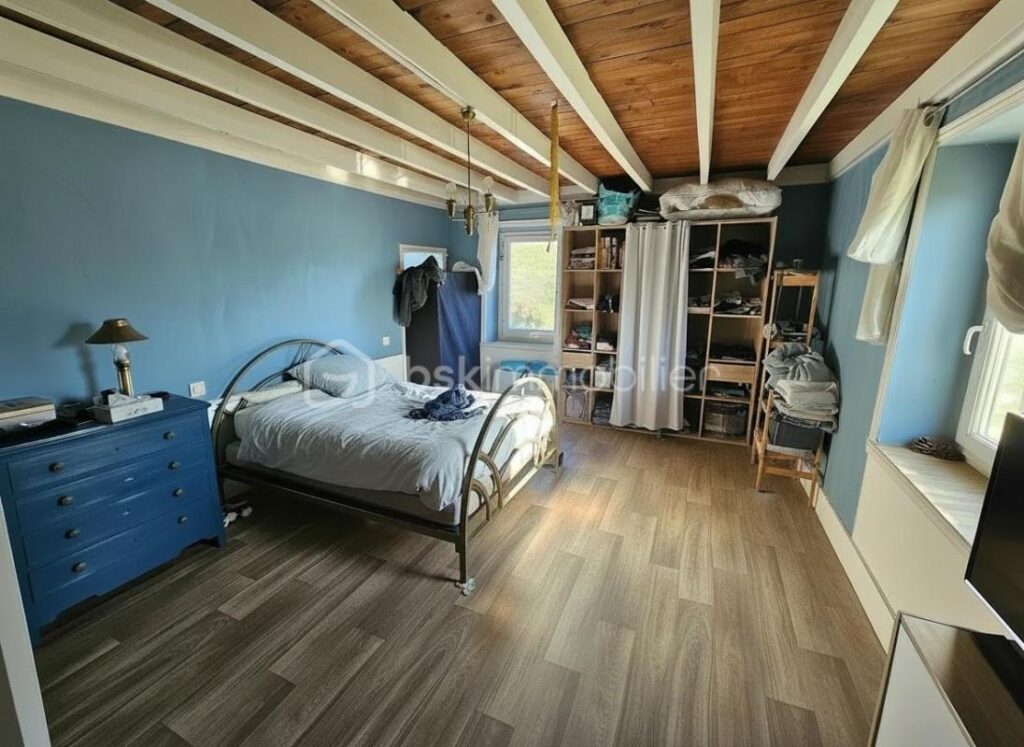 Ancien corps de ferme avec 4,7 hectares – Vue exceptionnelle – Proximité Roanne – 6 pièces – 5 chambres – 185 m²