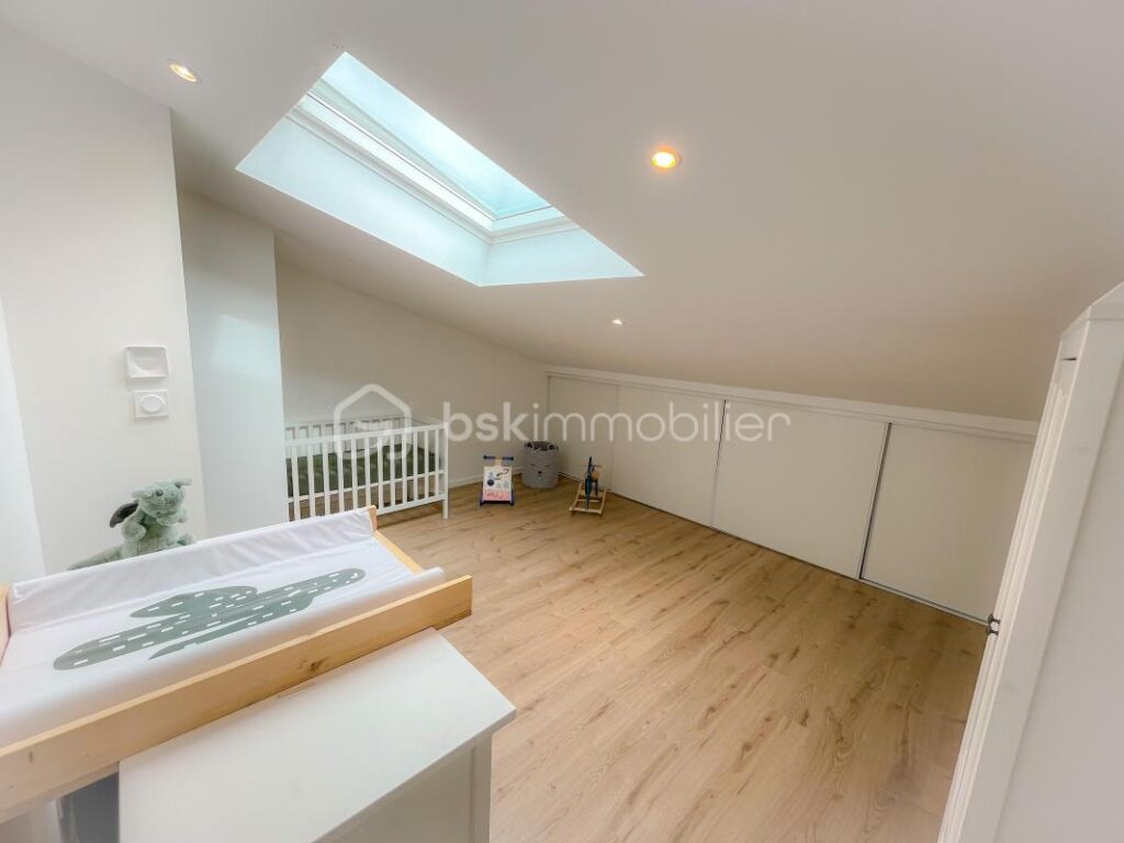 RARE – COMME UNE MAISON – DUPLEX T4 avec TERRASSE – 2 PARKING PRIVATIFS – POSSIBLE GARAGE EN SUS – AU CALME – VUE DEGAGEE – 4 pièces – 3 chambres – 93 m²