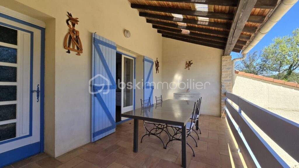 Grande maison divisée en deux appartements avec PISCINE ET VUE IMPRENABLE – 7 pièces – 5 chambres – 223 m²