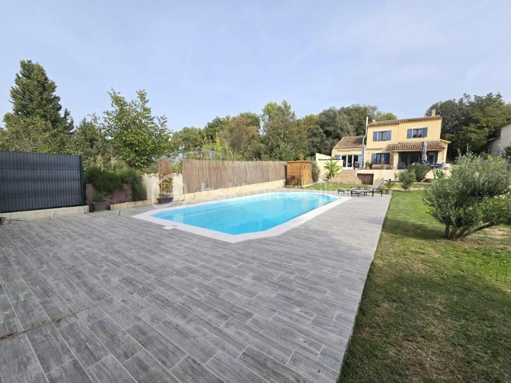 En exlusivité à Lauris jolie maison rénovée, 3 chambres, bureau, piscine – 5 pièces – 3 chambres – 140 m²