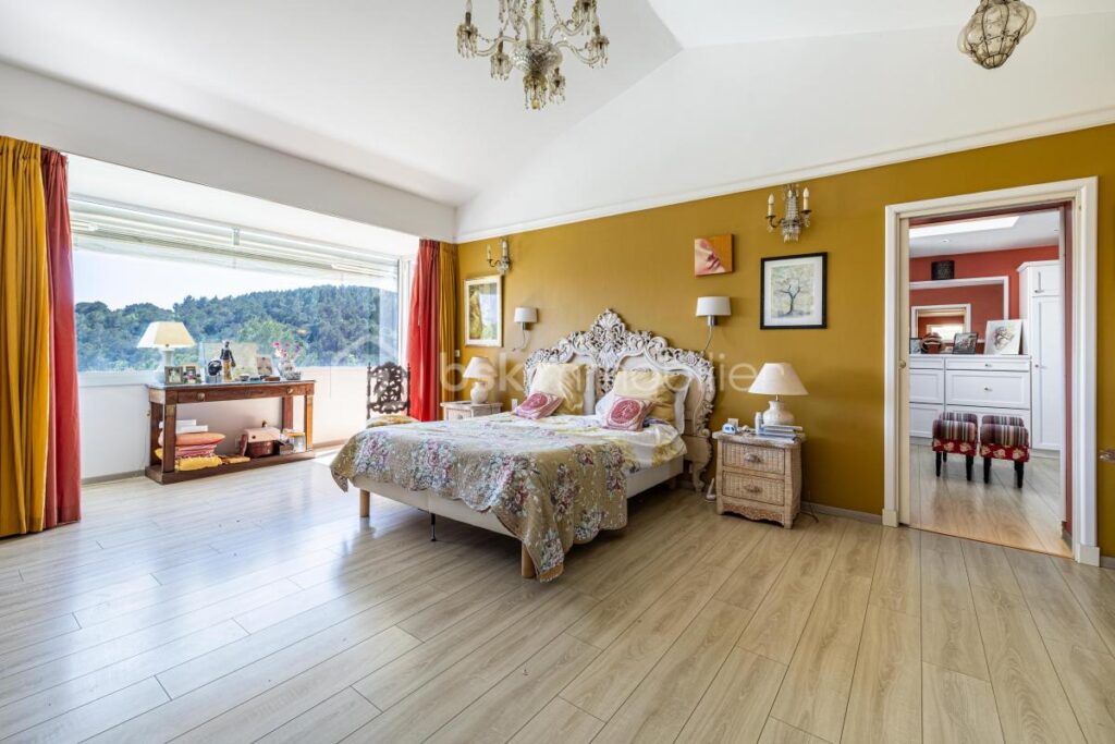 Valbonne – Villa d’exception au cœur de la nature, à pied du village – 12 pièces – 8 chambres – 518 m²