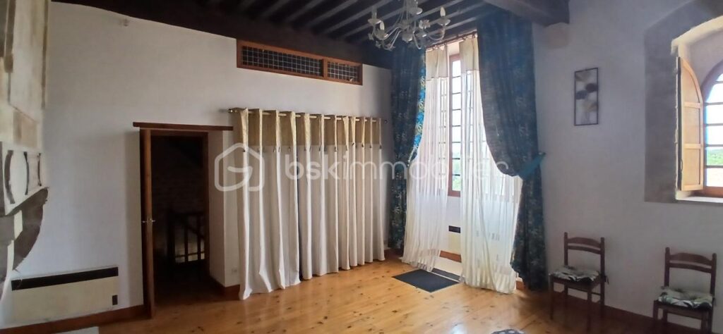 Maison Tour Historique – 4 pièces – 3 chambres – 120 m²