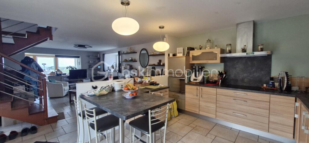 MAISON ET GITES EMPLACEMENT IDEAL! – 7 pièces – 4 chambres – 140 m²