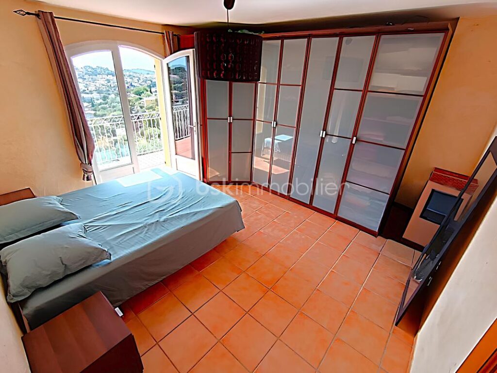 À VENDRE –EXCEPTIONNELLE VILLA 9 PIÈCES 225 M² ET 1 662 M² DE TERRAIN – PISCINE À DÉBORDEMENT– GARAGE– JARDIN – 5 CHAMBRES – BUREAU – T2 INDÉPENDANT– VUE PANORAMIQUE COLLINES ET MER– SANS VIS-À-VIS – PROCHE CENTRE-VILLE OLLIOULES – LA COURTINE – 945 000 € – 9 pièces – 5 chambres – 225 m²