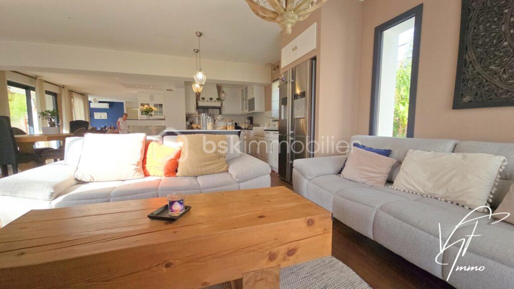 A vendre : Maison d’Architecte, studio indépendant, Piscine, au Beausset, Var – 6 pièces – 5 chambres – 200 m²