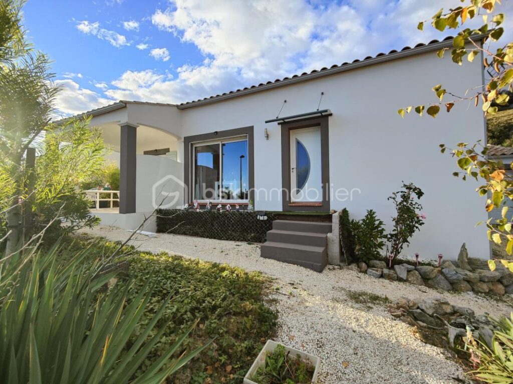 MONTREDON DES CORBIÈRES – Maison de PLAIN PIED de 90 m² sur 580m² de parcelle avec très belle vue – 4 faces – GRANDE PIÈCE A VIVRE MODERNE – 3 chambres – Climatisation réversible – double vitrage – Garage – Piscinable – 4 pièces – 3 chambres – 90 m²