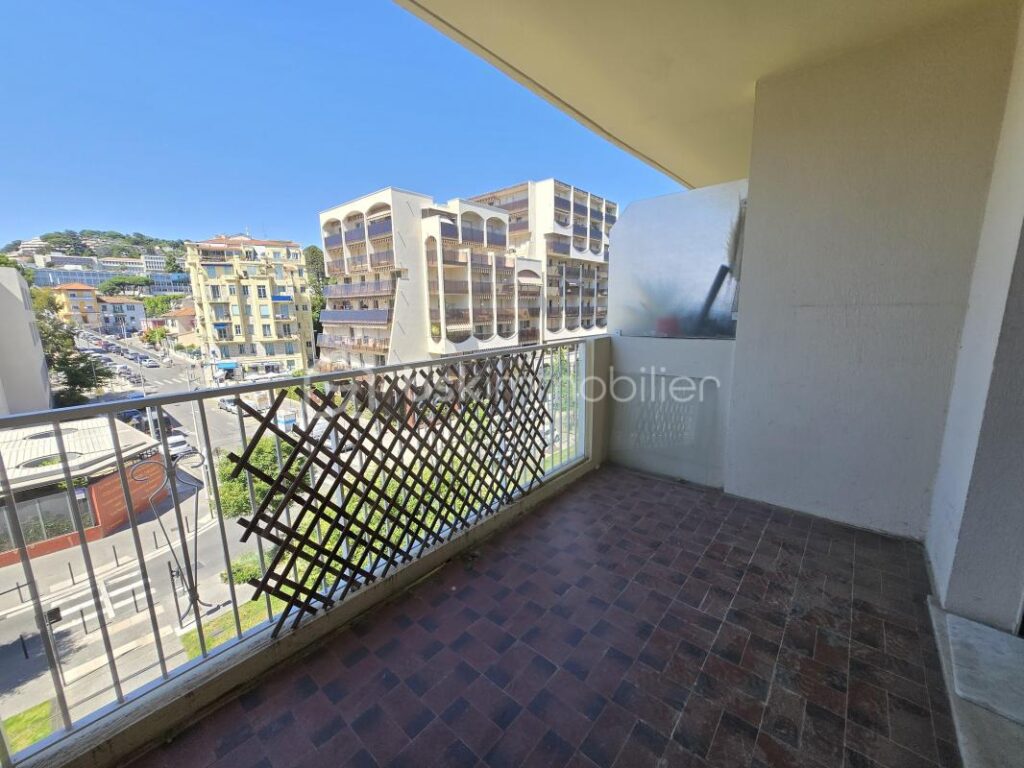 Baisse de prix 313950€ Appartement lumineux avec double balcon et vue mer en cœur urbain – 2 pièces – 1 chambre – 55 m²