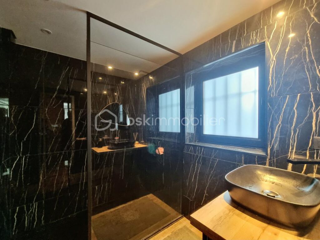 CHARMANTE MAISON EN PIERRE, 8 PIÈCES, 4 CHAMBRES, GARAGE, ANNEXES, PISCINE !!! – 8 pièces – 4 chambres – 245 m²