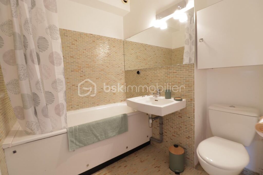 Joli studio de 21 m2 environ avec balcon et parking, en 1ère ligne – 1 pièce – NR chambres – 20 m²