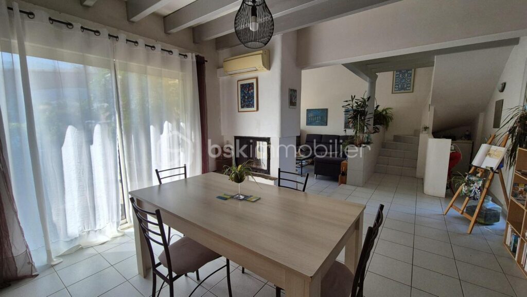 A VENDRE MAISON 3 FACES DE 131M² SUR TERRAIN DE 336M² A CERET – TROIS CHAMBRES – GARAGE – CLIMATISATION REVERSIBLE – VUE SUR LE VALLESPIR – AUCUN VIS A VIS – GARAGE – 6 pièces – 3 chambres – 131 m²