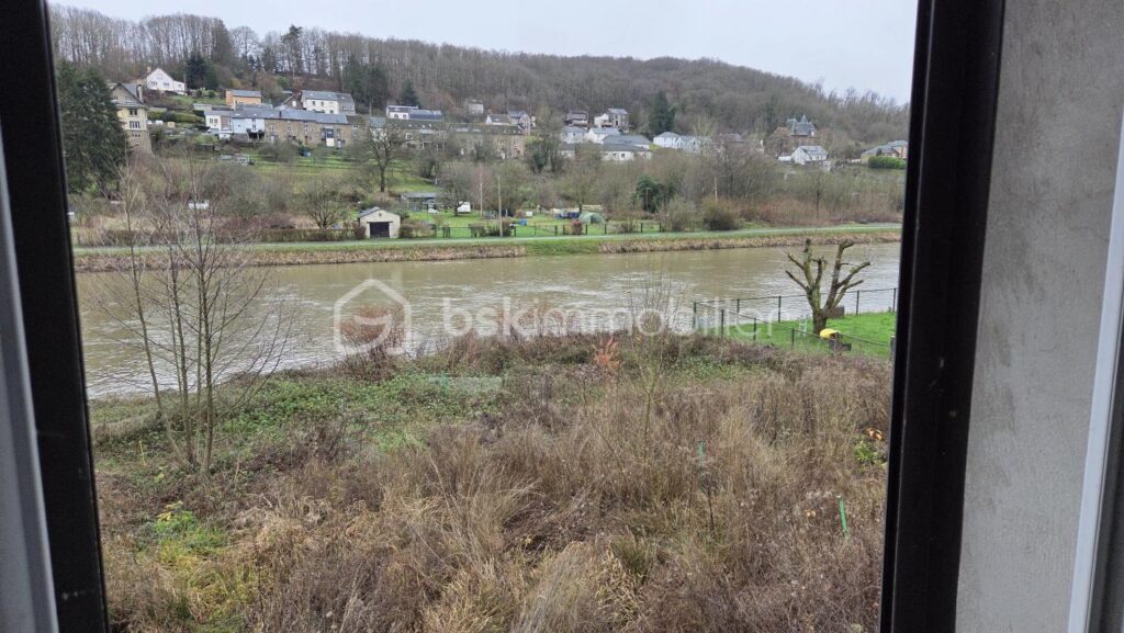 Bogny-sur-Meuse : Ensemble immobilier polyvalent divisé en 2 maisons avec belle vue dégagée sur la Meuse – 7 pièces – 4 chambres – 126 m²