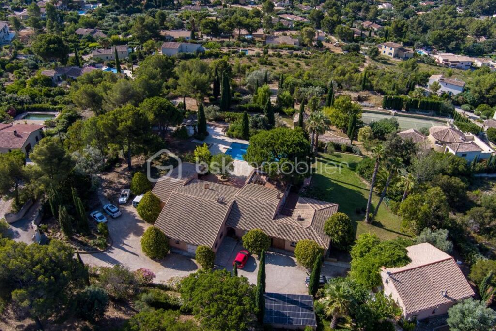 Magnifique propriété avec maison principale, dépendance et maison de gardien – Potentiel d’agrandissement – 11 pièces – 7 chambres – 350 m²