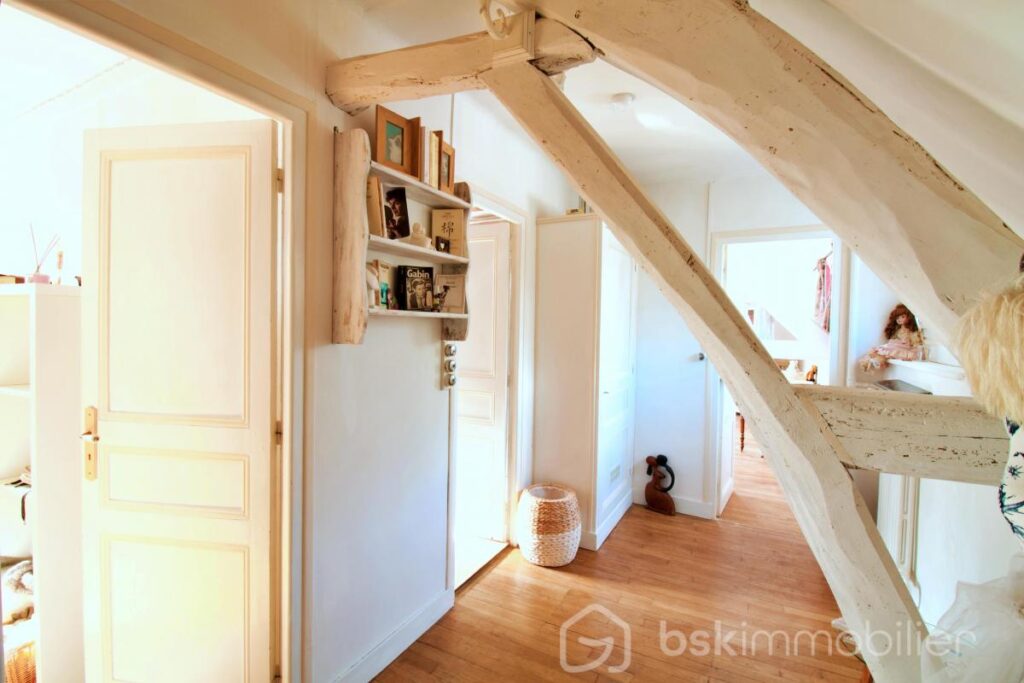 Magnifique propriété de charme du milieu XIXème, offrant 3 maisons pour une surface habitable de 487m2 au total – NR pièces – 12 chambres – 487 m²