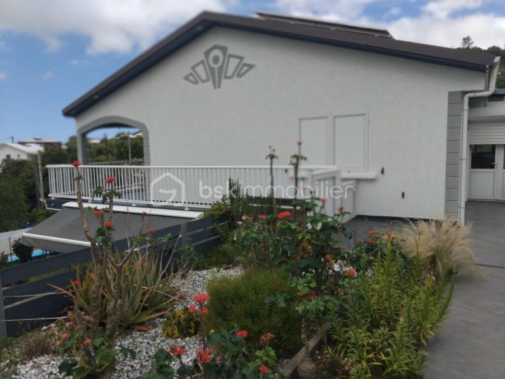 Villa avec piscine jacuzzi et jardin à l’île de la Réunion – 7 pièces – 4 chambres – 171 m²