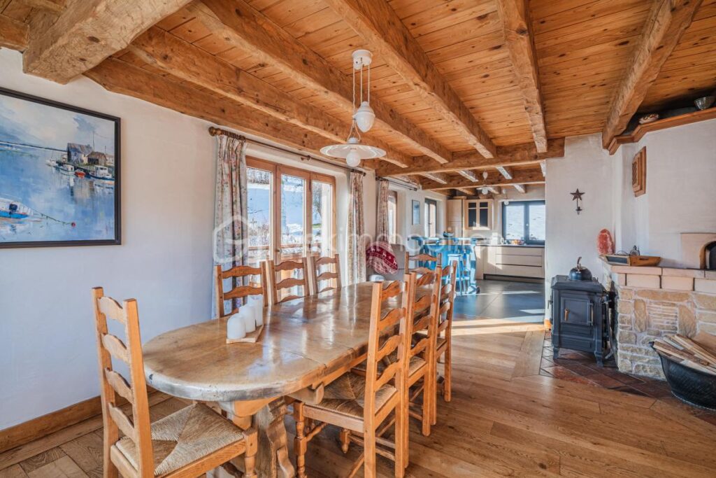 MEGEVE- CHALET FAMILIAL AU COEUR D’UN HAMEAU HISTORIQUE – 12 pièces – 7 chambres – 243 m²