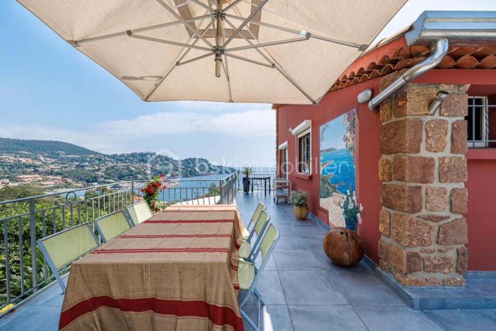 Superbe Maison rénovée de 219m2, 5 pièces, 4 chambres – Quartier du Trayas – 5 pièces – 4 chambres – 219 m²