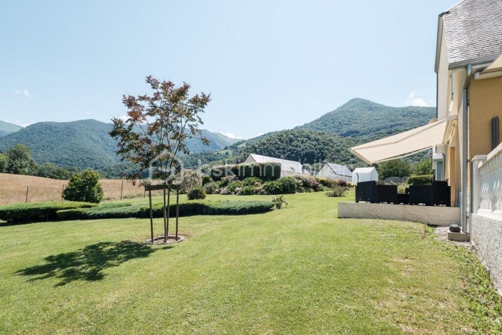 ENSEMBLE IMMOBILIER DE CHARME – 2 MAISONS FAMILIALES + 2 GÎTES – VUE PYRÉNÉES – TERRAIN 4500m² – 10 MIN de LOURDES – 16 pièces – 12 chambres – 410 m²