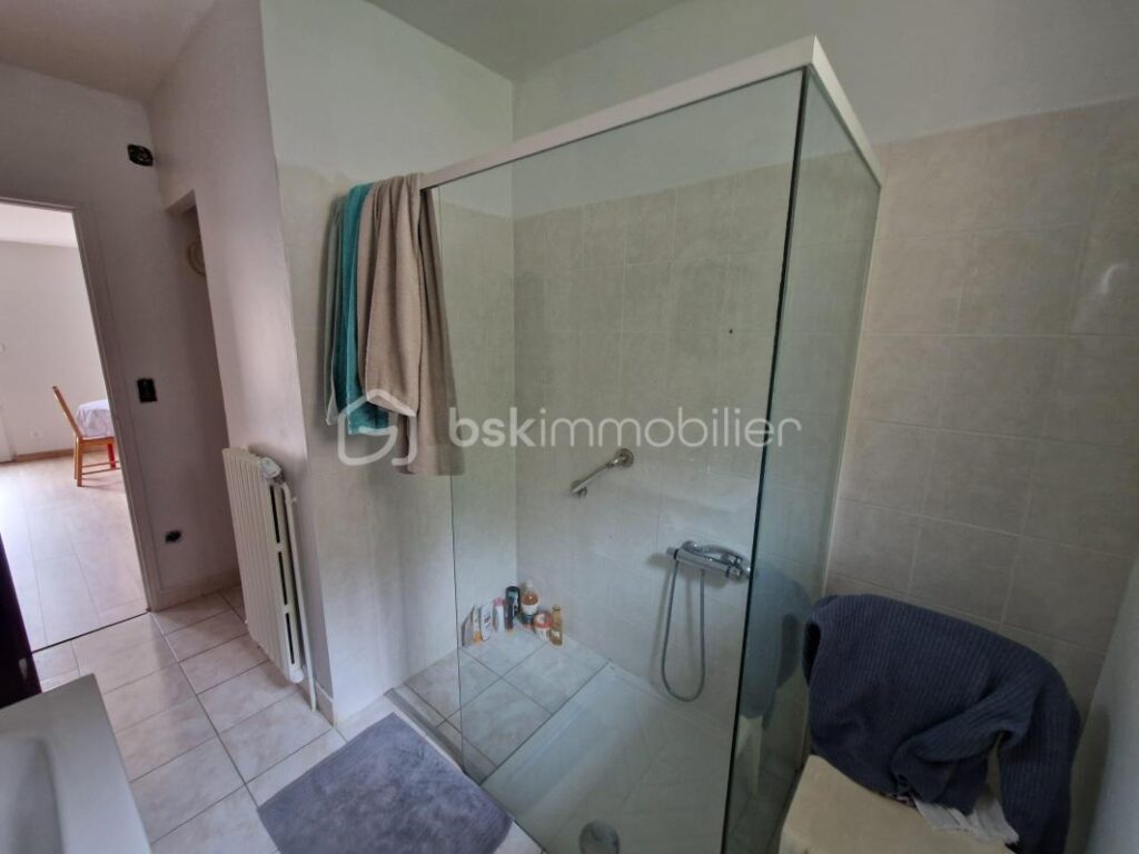 Superbe maison de 167m² sur 2 niveaux à finir de rénover!! Un terrain de 2825m² et une source.. Une grange attenante – 6 pièces – 4 chambres – 167 m²