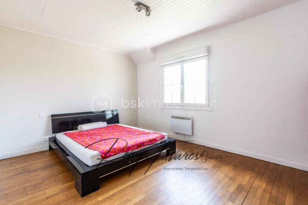 Maison de 185 m2 avec un terrain de 1300 m2 – 6 pièces – 3 chambres – 185 m²