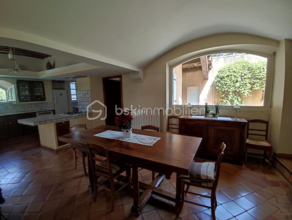 Villa d’architecte avec piscine, garage et plus de 16000km de terrain – 5 pièces – 3 chambres – 150 m²