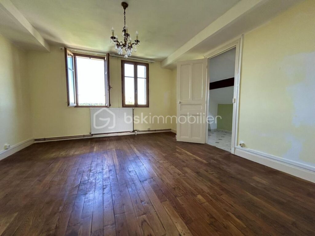 Maison 7 pièces de170m² à CHARTRETTES (77590) – 7 pièces – 6 chambres – 170 m²