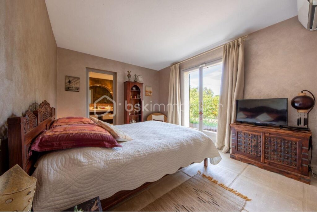 Saint Paul de Vence belle propriété au calme 6 chambres – 10 pièces – 6 chambres – 490 m²