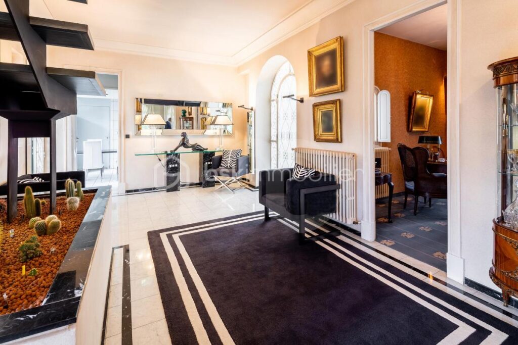 Profitez du luxe paisible d’une maison d’architecte au cœur de Lourdes – 8 pièces – 5 chambres – 310 m²