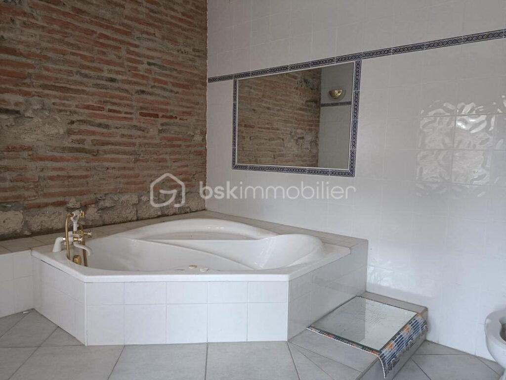 Vivez l’élégance intemporelle dans une maison historique d’Auvillar – 8 pièces – 4 chambres – 488 m²