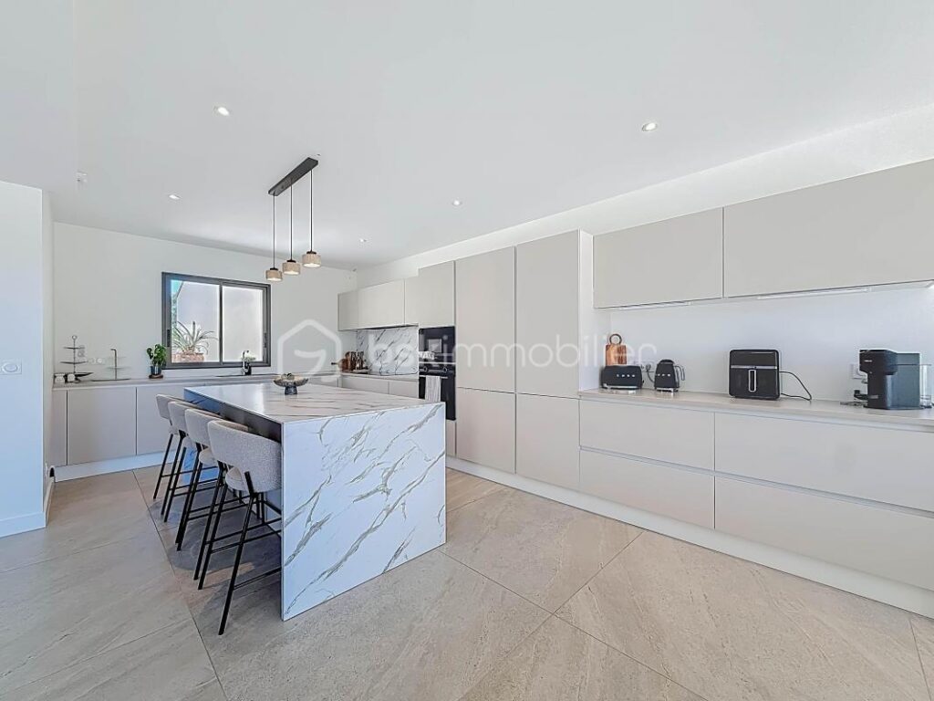 *** VILLA CONTEMPORAINE DE 240 M² SUR 1000 M² AVEC BUREAUX DE 106 M² ET HANGAR DE 200 M² – MONTARNAUD *** – 8 pièces – 4 chambres – 346 m²