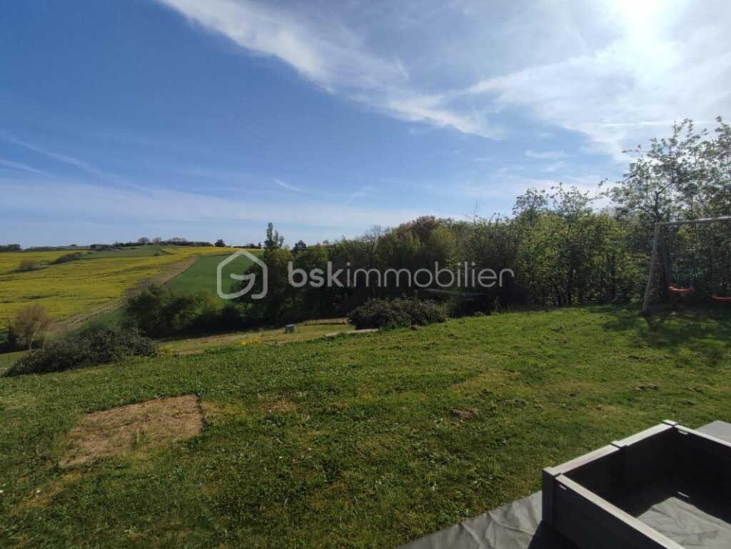 Maison contemporaine paisible à Tauriac – Un havre de tranquillité champêtre – 6 pièces – 5 chambres – 130 m²