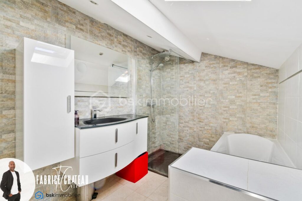 Grande maison familiale avec 5 chambres – cachet et jardin paysager – 8 pièces – 5 chambres – 212 m²