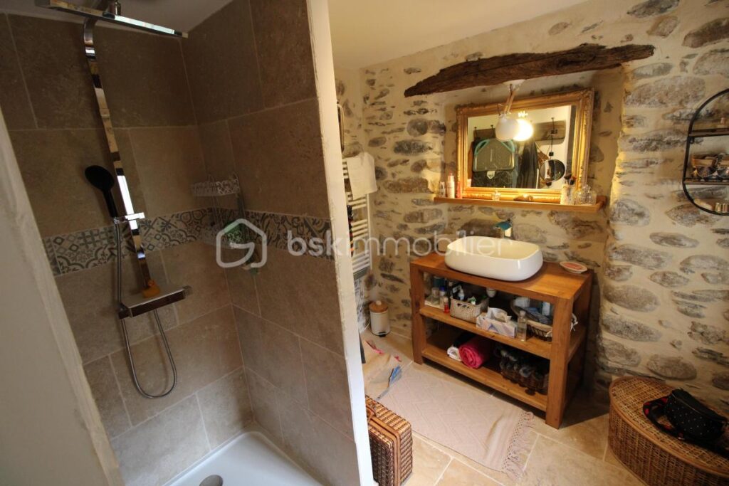 Maison de village en bord de rivière – 9 pièces – 3 chambres – 150 m²