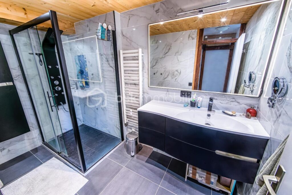 74170 – SAINT GERVAIS LES BAINS – APPARTEMENT 82M2 – 2 CHAMBRES – PROCHE CENTRE ET TÉLÉCABINES – TRAVERSANT, LUMINEUX, CALME – 3 pièces – 2 chambres – 81 m²