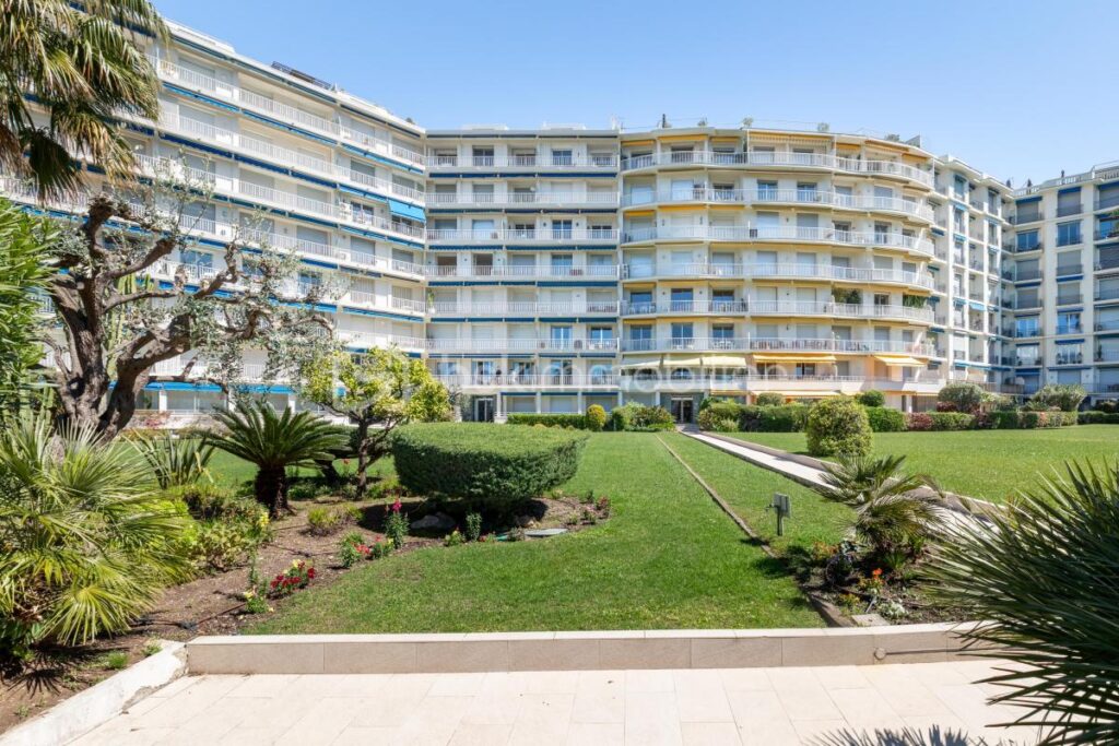 À VENDRE – F2 CANNES CROISETTE – RÉSIDENCE PRESTIGIEUSE « PALAIS DES DUNES » – 2 pièces – 1 chambre – 50 m²