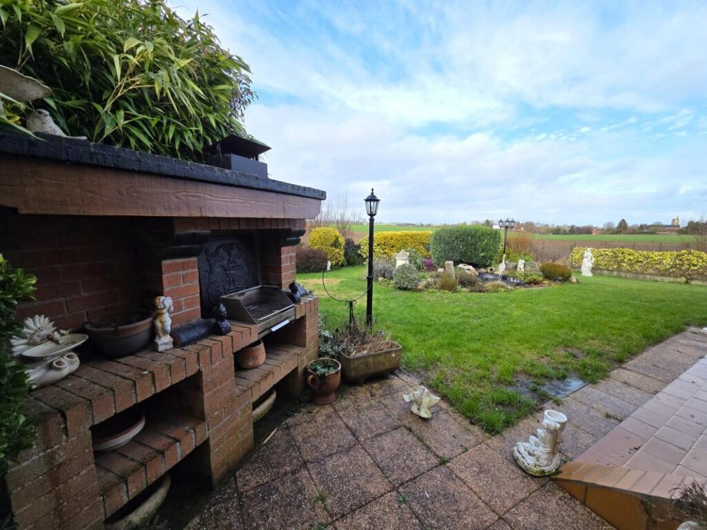 PAVILLON BRIQUES PLAIN PIED BERNARD LANNOY SOUS SOL COMPLET – 6 pièces – 3 chambres – 108 m²